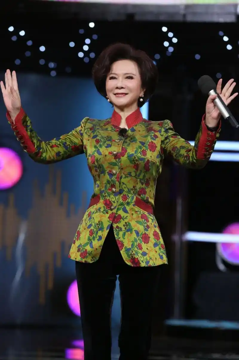 是老艺术家,更是经典小品演员蔡明.