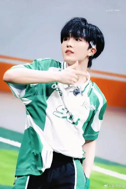 朱志鑫苏新皓撕名牌官摄##susu福福##和苏新皓的纪实陪伴