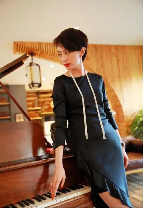 许亚军的妻子好有女人味穿黑裙配红唇赫本风的魅力挡不住