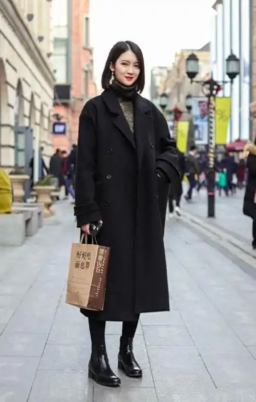 中年女人秋冬必备的气质穿搭单品,经典百搭的黑色风衣
