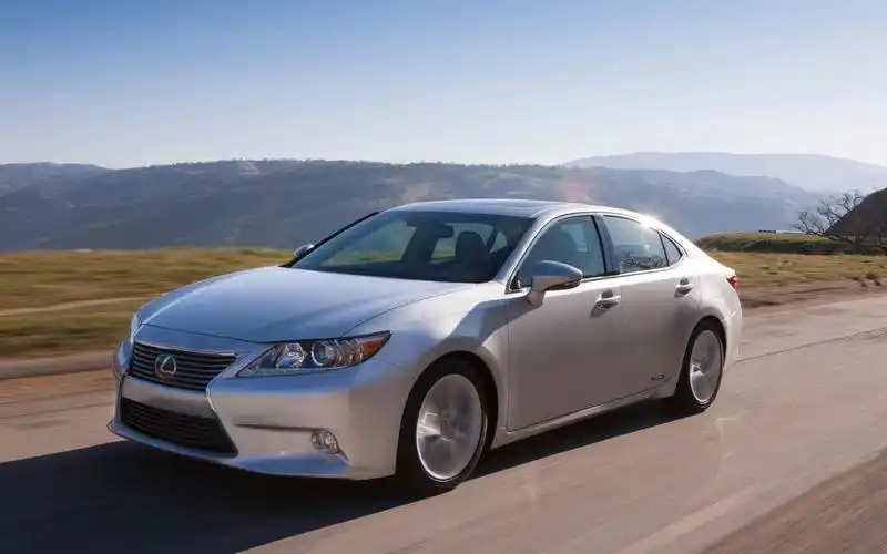 雷克萨斯30寸宽屏液晶轿车桌面壁纸