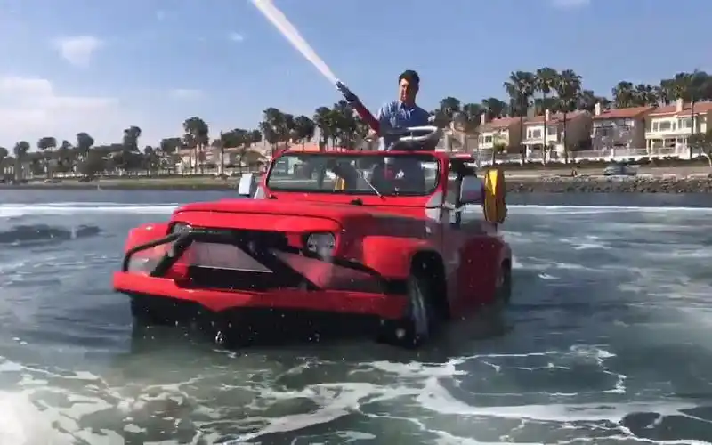 水陆两用消防车,牧马人改造,大风大浪都不怕_哔哩哔哩 (゜-゜)つロ