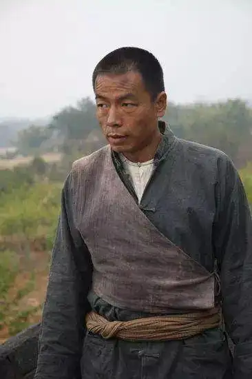 他曾是警察,做演员与父亲闹翻被炸伤,娶塞娅公主今46岁很幸福