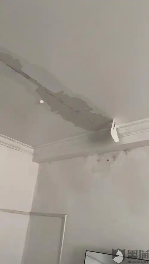 顶楼漏水,阳台和屋内天花板都泡烂掉皮