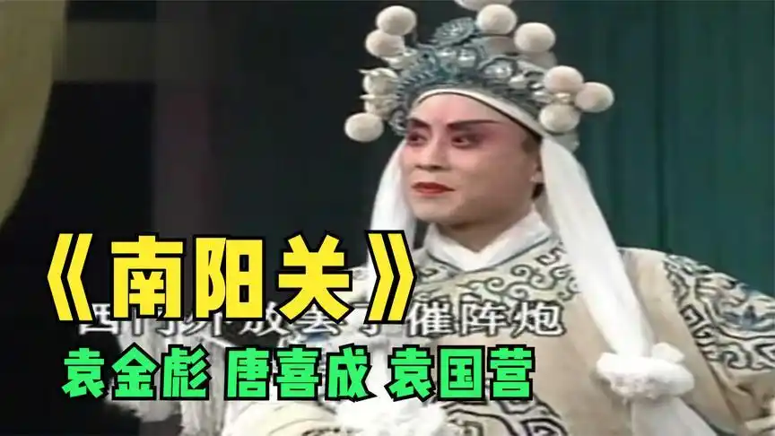 河南许昌的大雪持续了一天一夜,一奶牛场的大棚压塌了