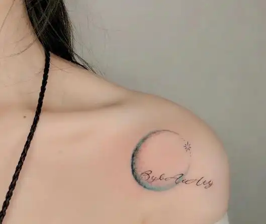 女生肩膀最新纹身图案适合女生的肩部纹身2