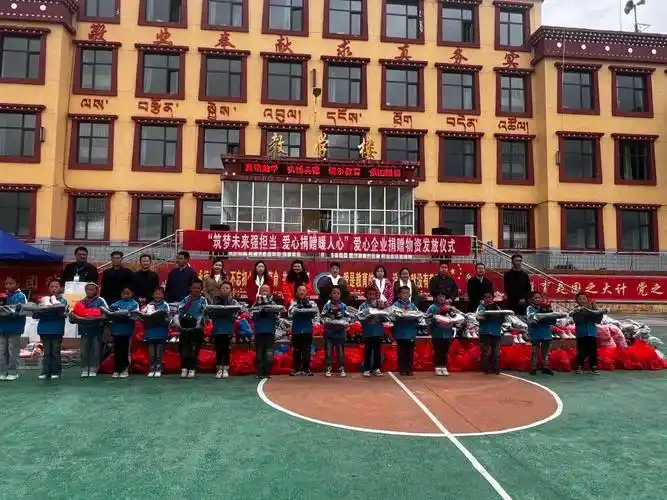 1个集体 2名爱心人士在夏河开展爱心助学活动_教育为本_物资_青年