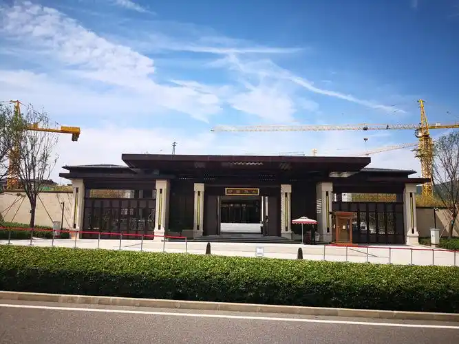 高端小区大门看过来