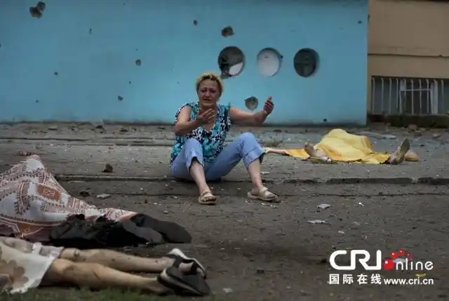 乌政府军袭击卢甘斯克 尸横遍野(高清组图)