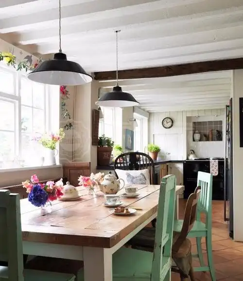 做旧复古的田园风格餐桌装修效果图