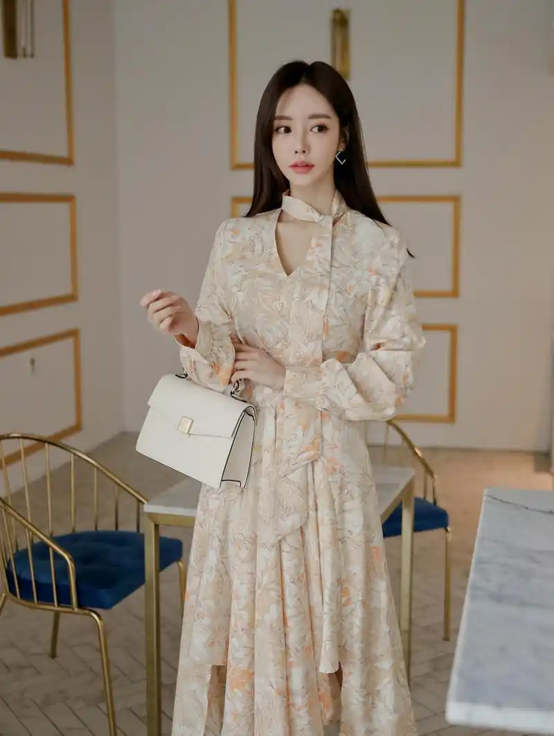 孙允珠韩国嫩模,性感印花连衣裙穿搭,优雅大气