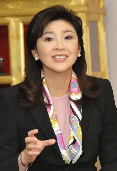最会穿衣女政客泰总理英拉时尚装扮受追捧