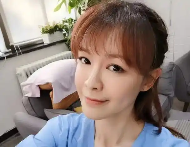 李艾曝父亲的残酷教育挑食就掀桌总吼和吓不准哭