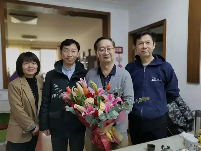 科学史系主任吴国盛春节前夕看望退休教师