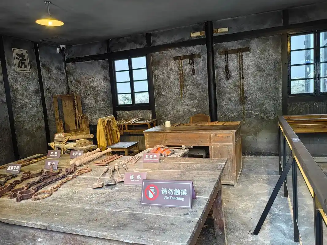 渣滓洞…… 来重庆,这个地方是必须亲眼看一下的,为了心中的信 - 抖音