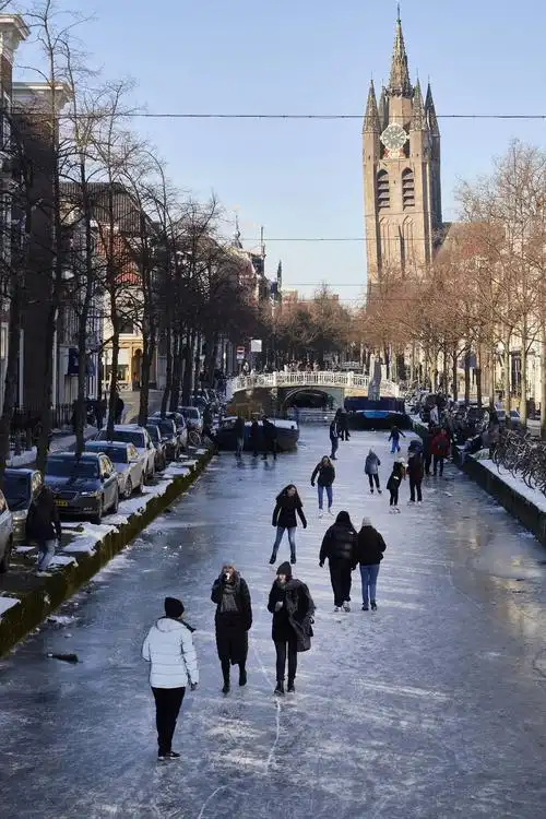 荷兰遭遇寒冷天气运河结冰 民众涌向天然滑冰场撒欢儿