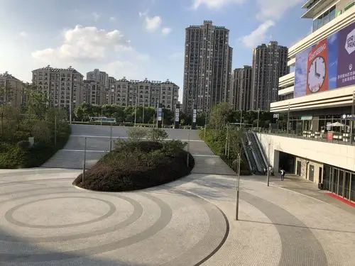 中间为圆形铺装广场