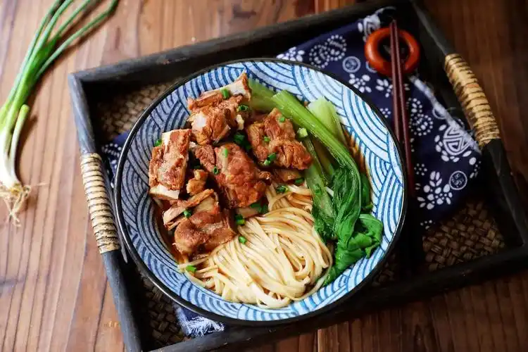 红烧排骨面, 汤汁鲜香,色泽诱人