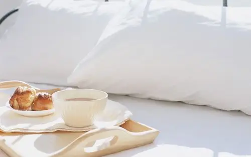 白色系小清新简约室内风景桌面壁纸