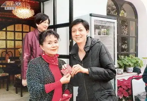 小龙女与吴绮莉返港换身份证 获千元红包(组图)