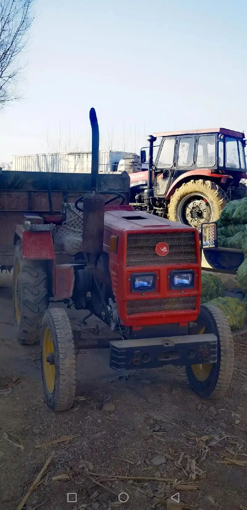 以前拖拉机是一个农村家庭的大件儿.