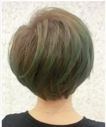 空气感的烫卷波波头,显得很活泼可爱,也是特别职场ol范的染发颜色之一