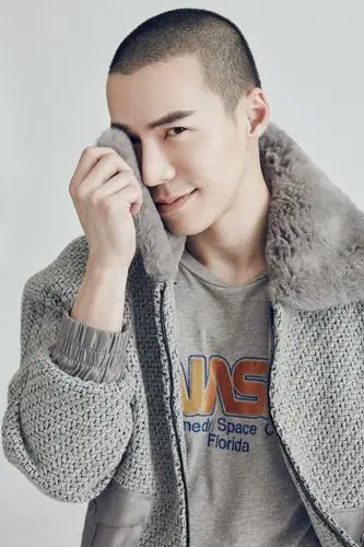 你的"男友"王冠逸已上线! 潇洒帅气展现多重魅力