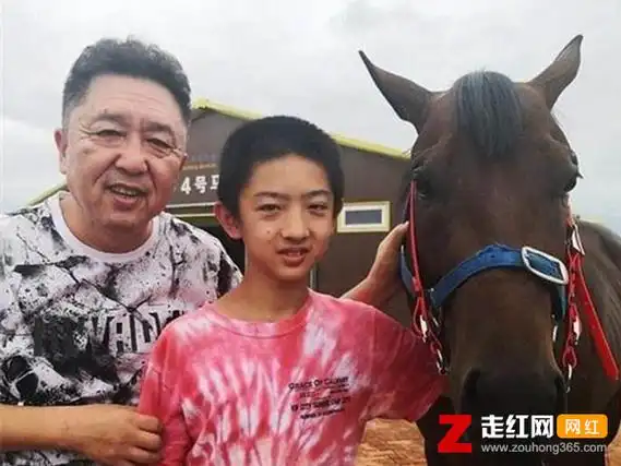 相信大家都知道著名相声演员郭德纲和于谦这对搭档吧,于云霆与他们