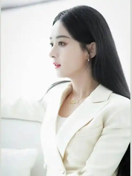 女明星穿白色西服有多绝!看看迪丽热巴杨幂刘亦菲等6位!