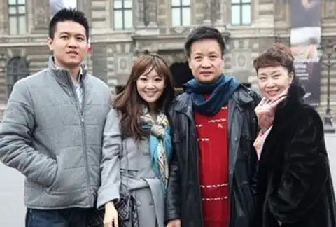 网爆李禾禾阎晶晶结婚照 李禾禾的基本信息-趣名网