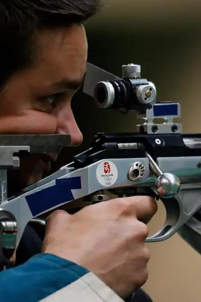 图文男子50米步枪三姿决赛法国选手瞄准目标