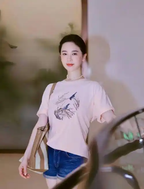 47岁左小青科技美后大回春!穿粉色t恤嫩似水蜜桃,只是有点认不出!