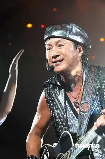 图文:许冠杰红馆开唱--卖力表演