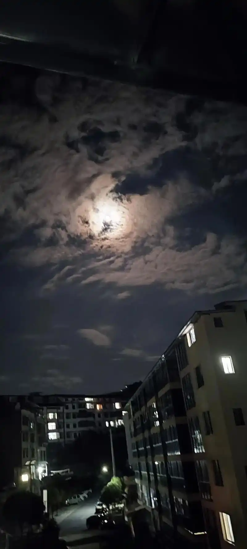 拍的天空上的月亮和晚霞真漂亮,亲友们看看黄水的夜晚天空上的美真