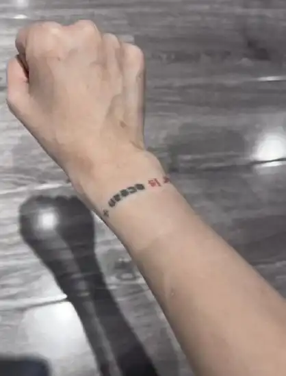 袁一琦手上的纹身写了什么?她脖子上也有纹身,图案来了!