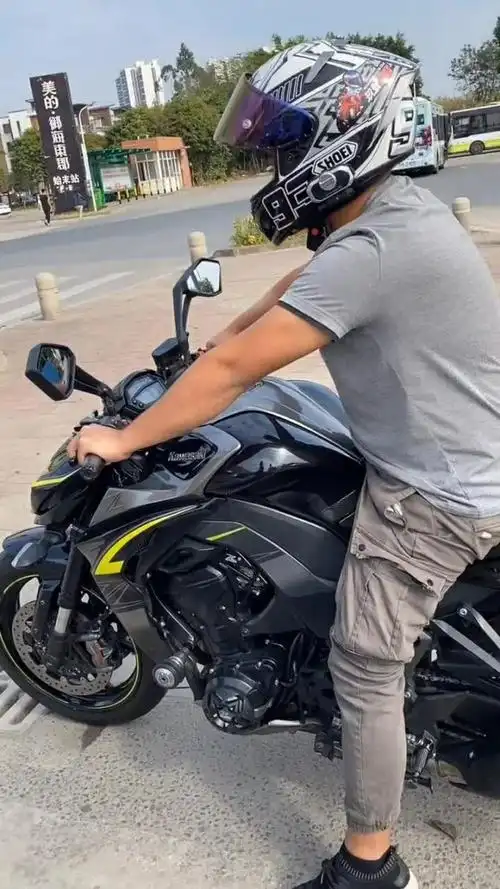 机车小哥哥,骑摩托车的帅哥,哪个角度看都很帅气