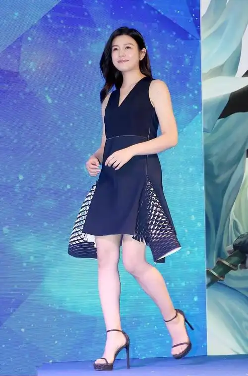 陈妍希盛装出席活动,网友:服装设计师设计的半身是什么想法?