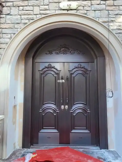 半圆弧顶铜门设计怎么装都好看