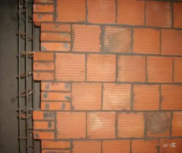 斜顶砖应组砌密实,角度宜为45—60度,当墙体较长时应采用倒八字双向