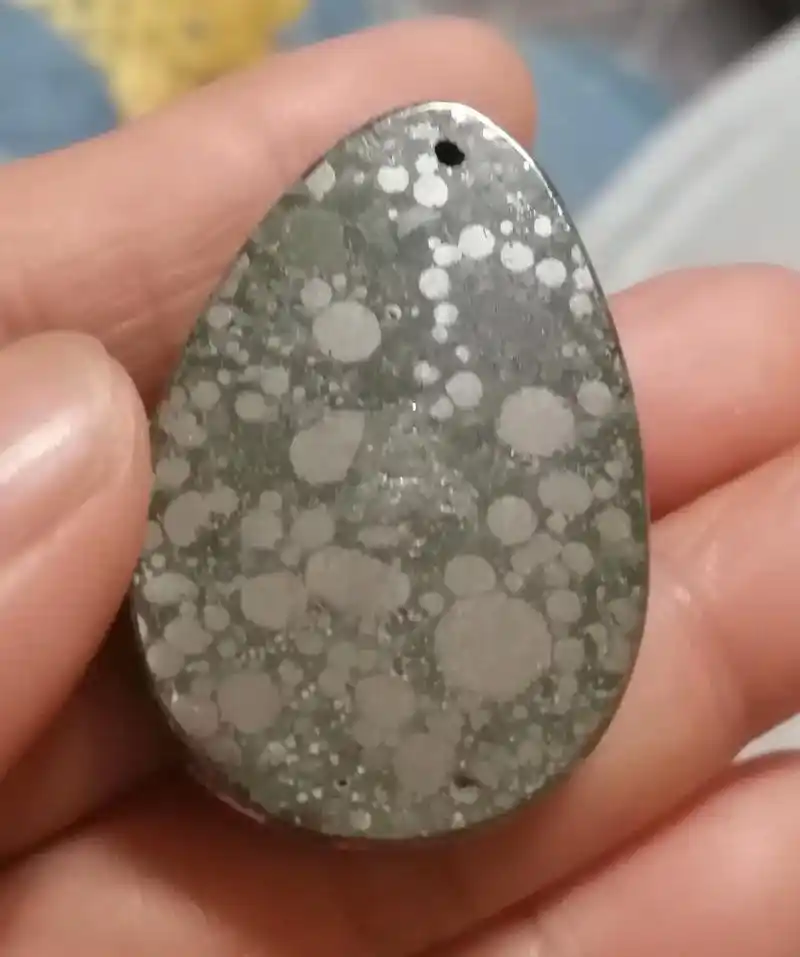 来自四川雅安贵金属碳质球粒晶体石陨石(满天星)显微镜放大看内 - 抖