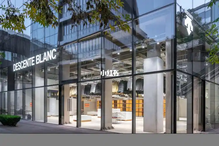 张继科在北京三里屯太古里北区,揭幕中国首家descente blanc旗舰店!
