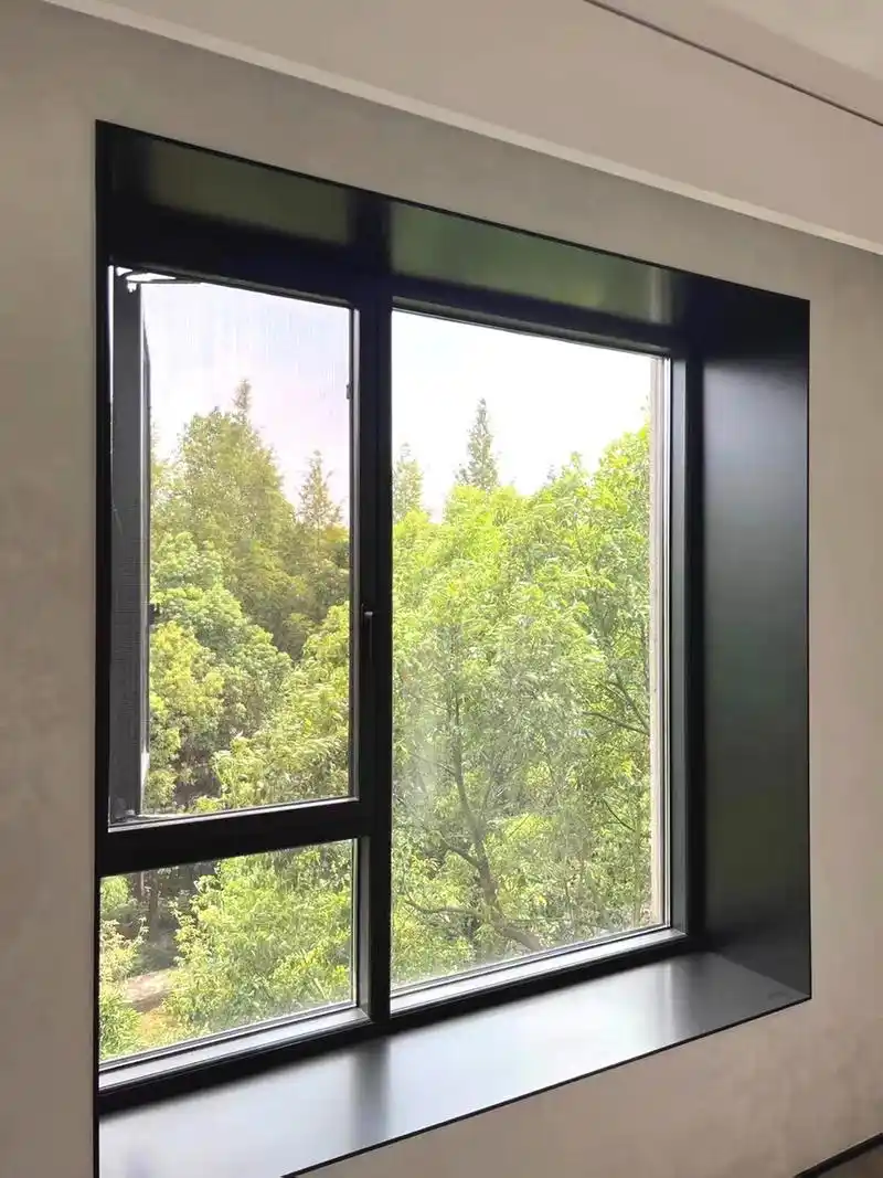 不锈钢窗套/极窄包边 不锈钢窗套落地效果,喷砂黑哑光 	 极简里必不可