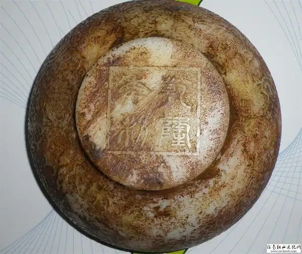 有一种乾隆玉碗底部刻着篆字写的是乾隆孝粉