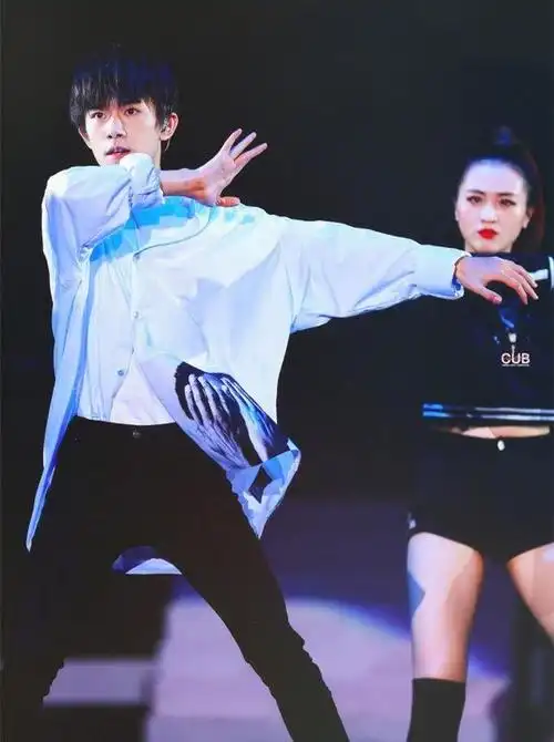 感觉易烊千玺跳舞时全身满满的荷尔蒙,每个动作都带着尖叫,每个鼓点都