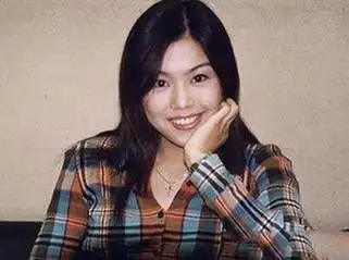 家驹捧花的是助理rita小姐(她曾否认女友一说),也是黄家人内心认可的