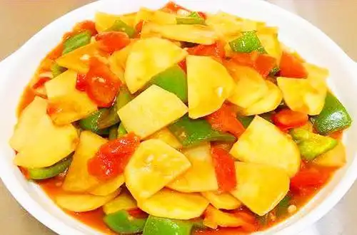 土豆丝吃腻了,换一种做法,红烧土豆片!土豆绵软,味道清淡适口