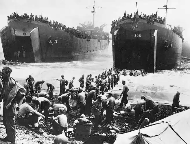 美军在太平洋战场上使用了大量的两栖登陆舰