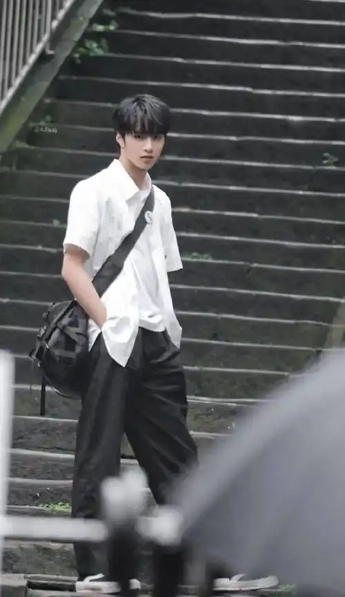 刘耀文 | 白衬衫的男高生,少年气满满~ 676767_少年气_刘耀文