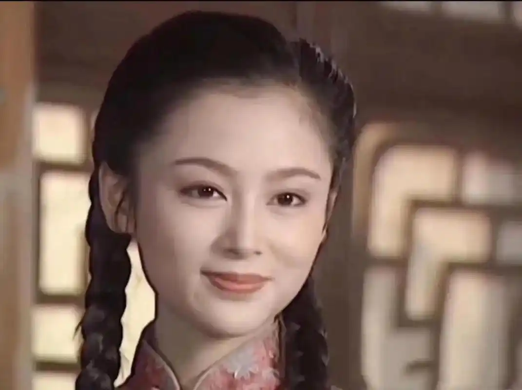 陈红年轻时的几张剧照展现出她精致的五官和完美的圆脸美人气质.