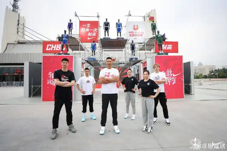 时隔155天,易建联闪现篮球场,助攻邓超 隔人劈扣太残暴!